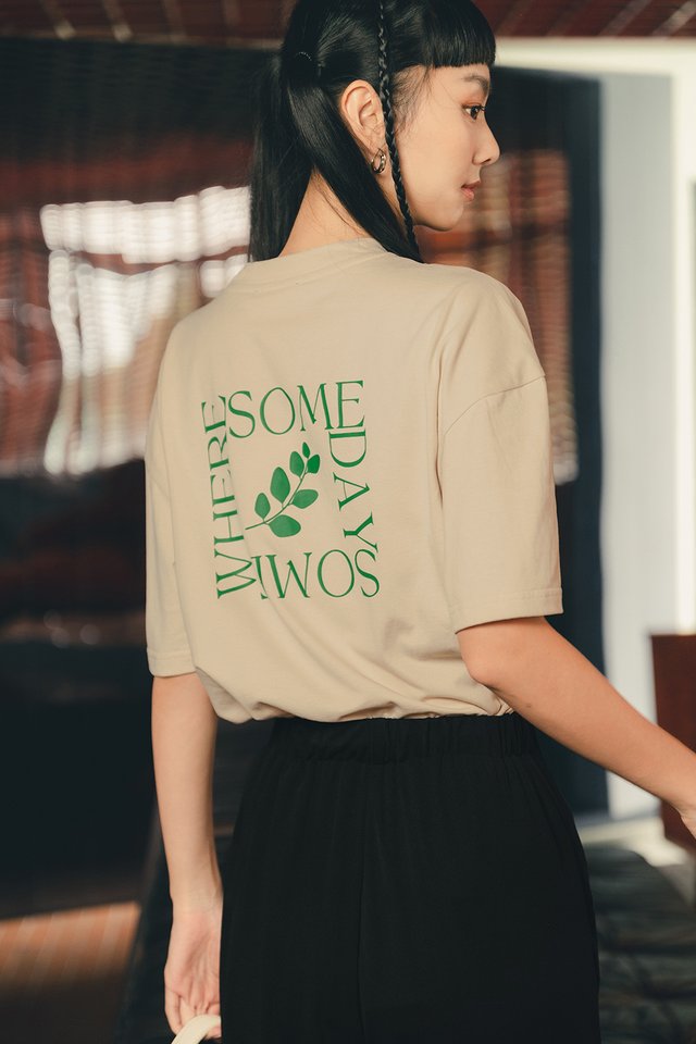 SOMEDAY SOMEWHERE TEE IN BEIGE