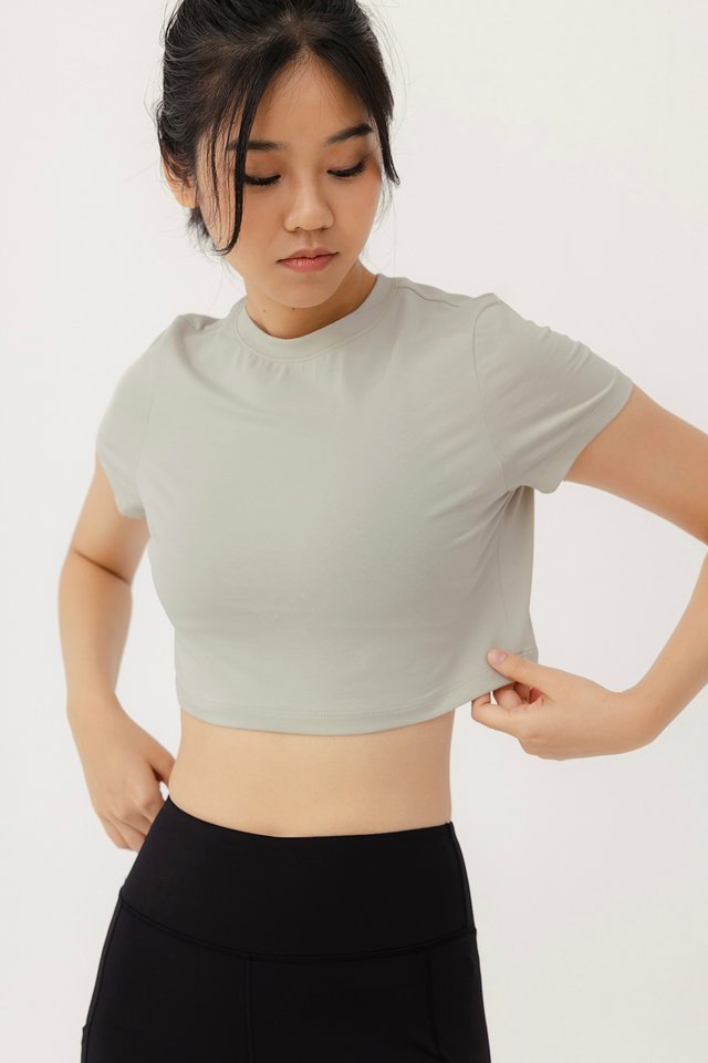AIRE CROPPED TEE IN PEBBLE