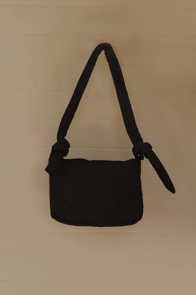 RIDGES PUFFY CARRY SLING IN BLACK