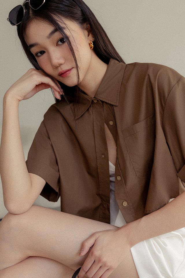 ALLEE CROPPED SHIRT IN CHOCO
