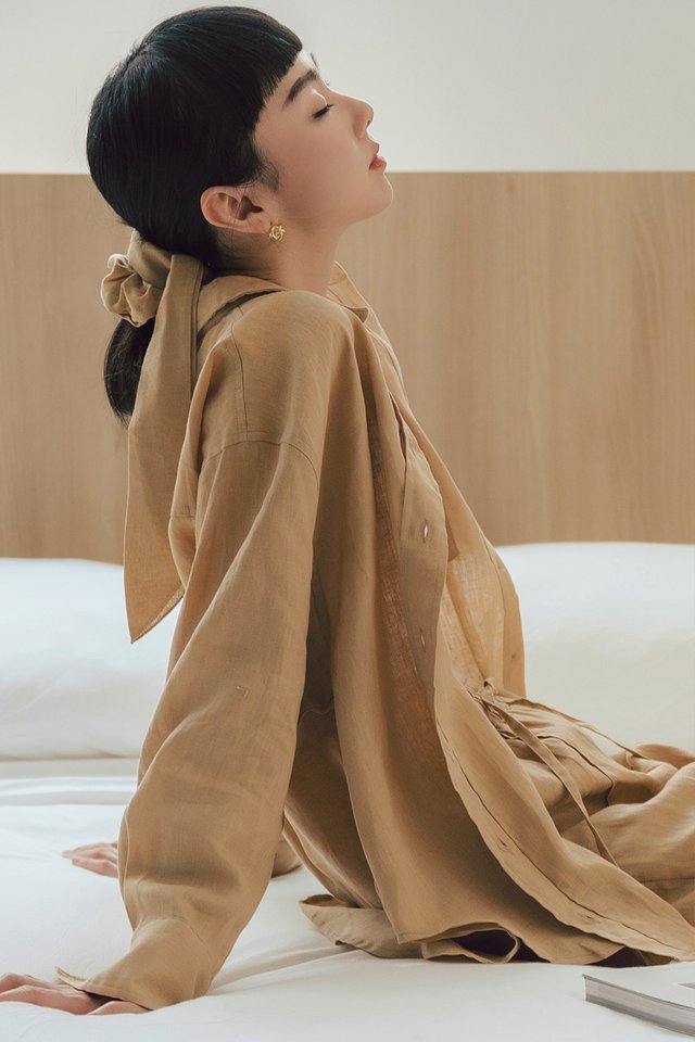 THE RETREAT LINEN RELAXED SHIRT IN SAND