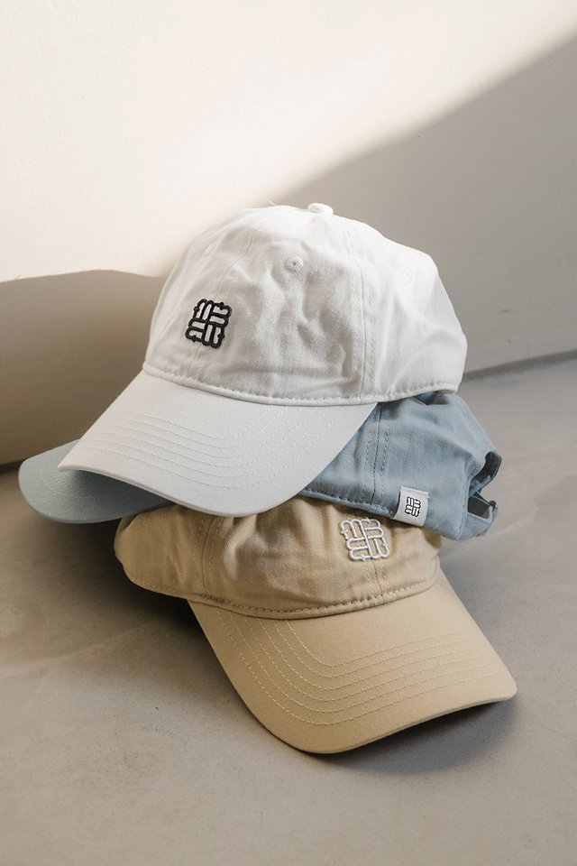 ANAGRAM CAP IN WHITE