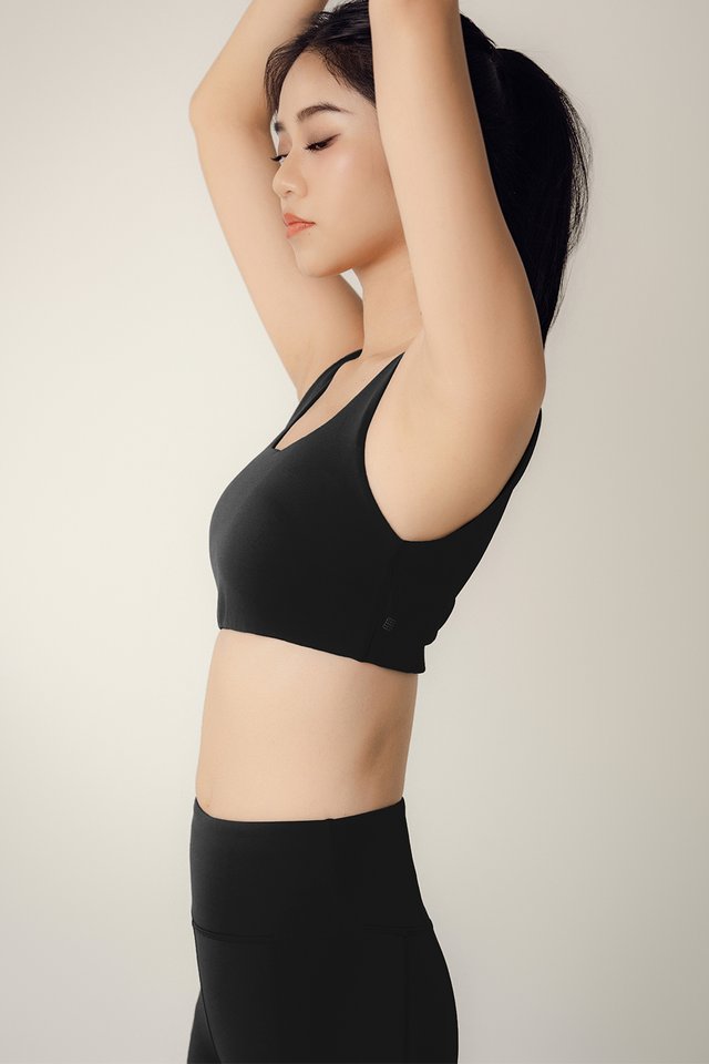 FLOYD DOUBLE BACK SPORTS BRA IN COAL BLACK