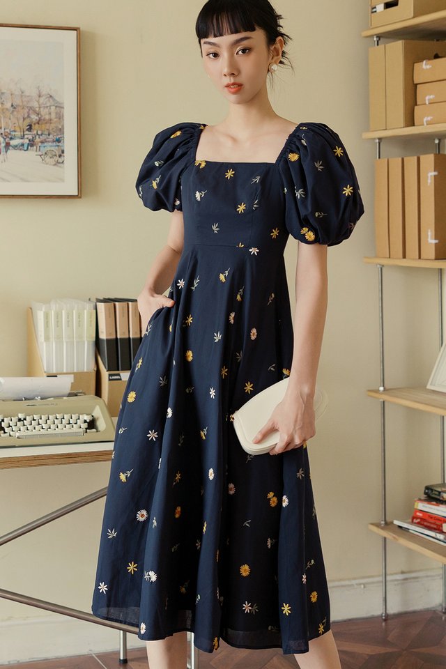 ELISA EMBROIDERY MIDI IN NAVY