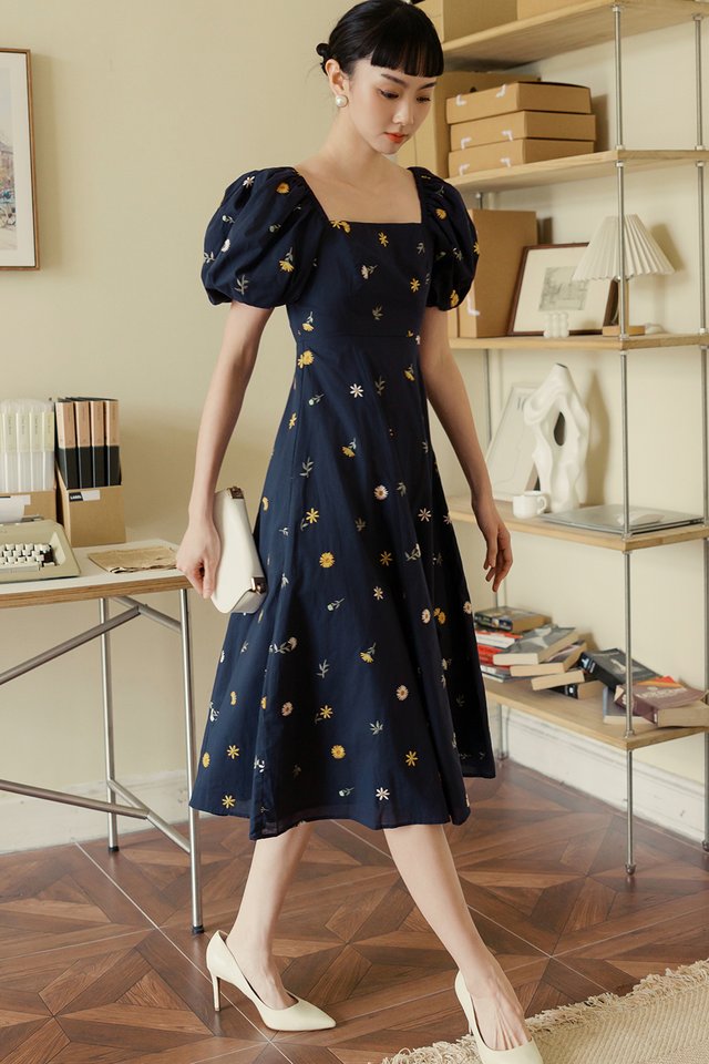 ELISA EMBROIDERY MIDI IN NAVY