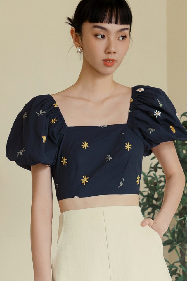 ELISA EMBROIDERY TOP IN NAVY