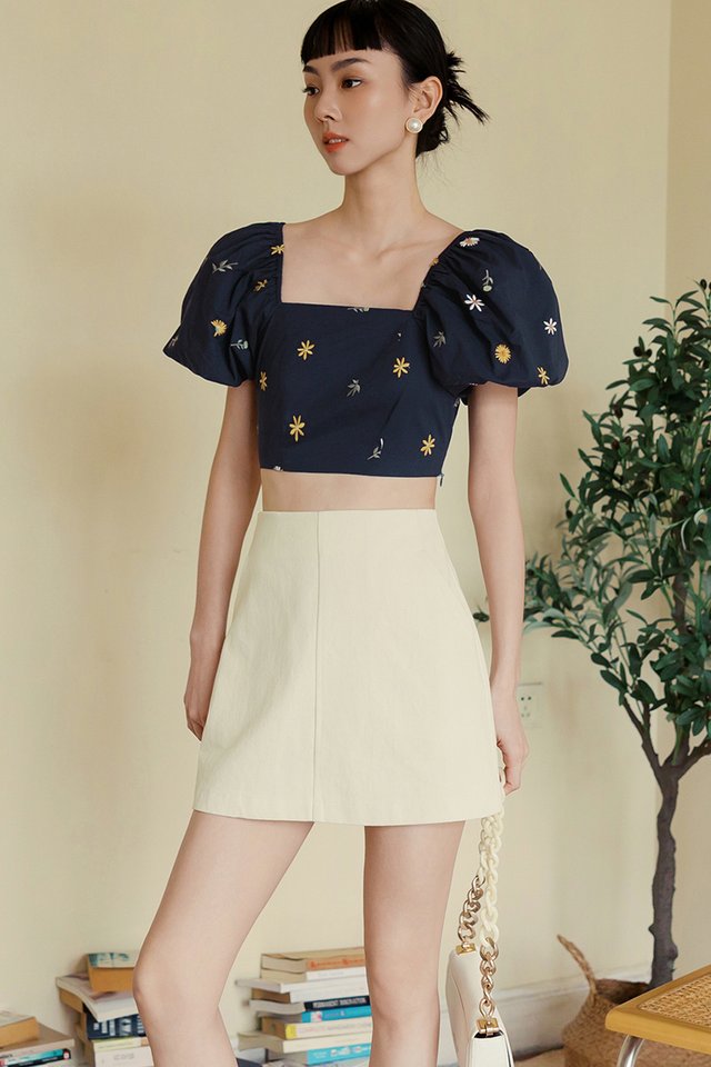 ELISA EMBROIDERY TOP IN NAVY