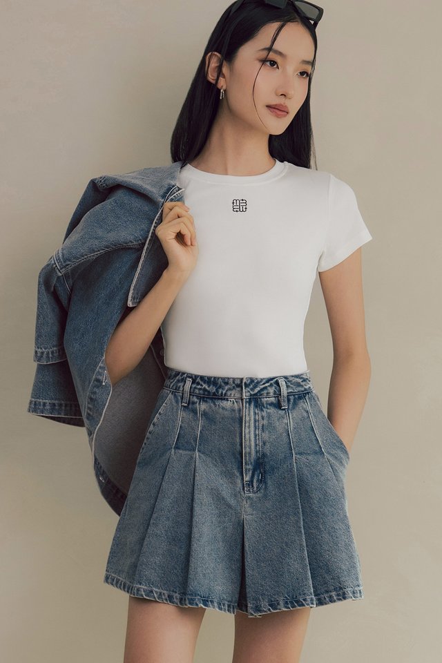 MONDI DENIM PLEATED SKORTS IN MID WASH