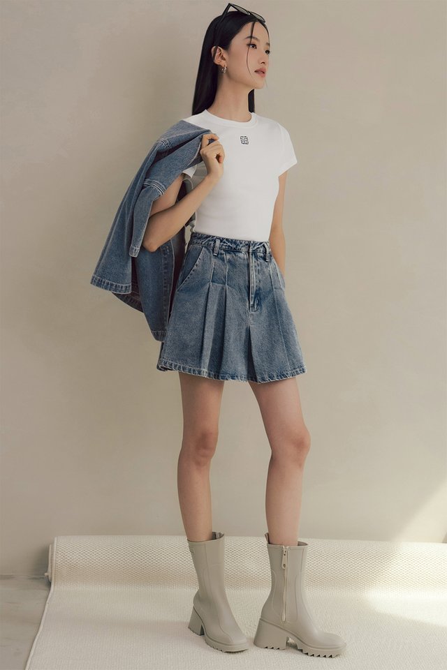 MONDI DENIM PLEATED SKORTS IN MID WASH