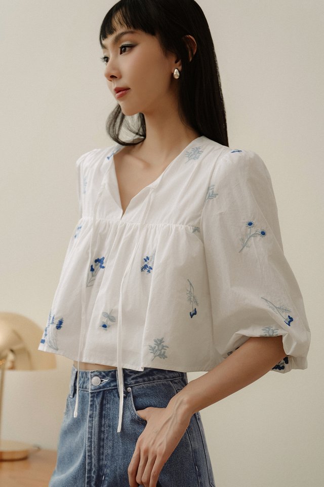 WYNTER EMBROIDERY BABYDOLL TOP IN WHITE