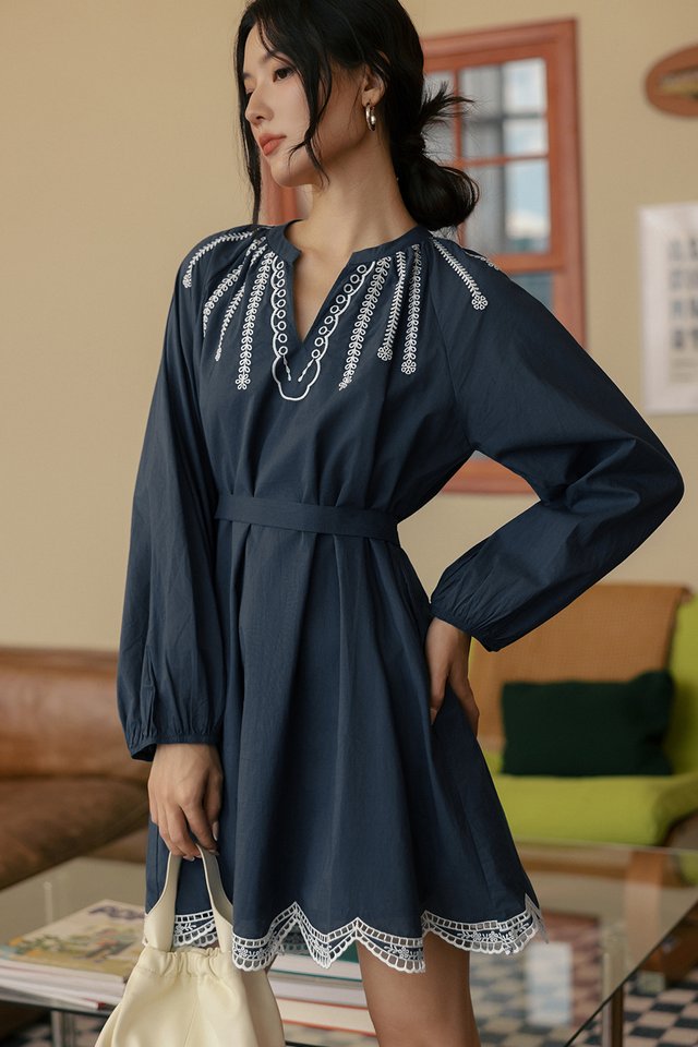 MIO EMBROIDERY DRESS IN NAVY