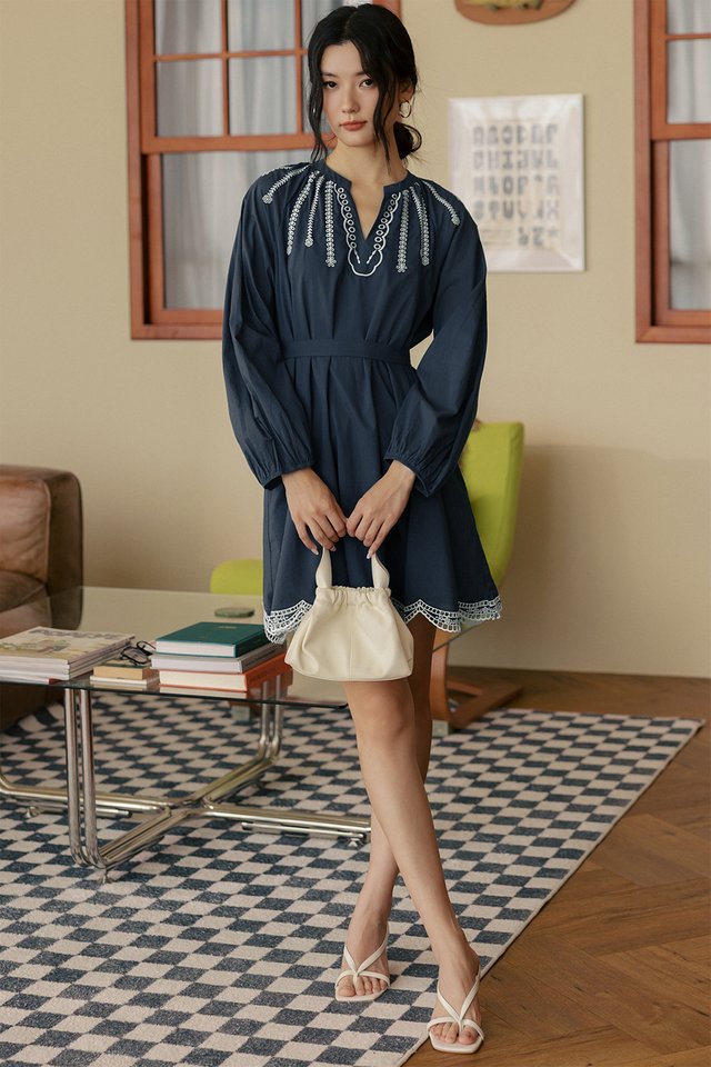 MIO EMBROIDERY DRESS IN NAVY