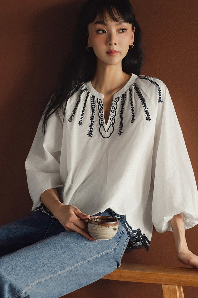MIO EMBROIDERY TOP IN WHITE