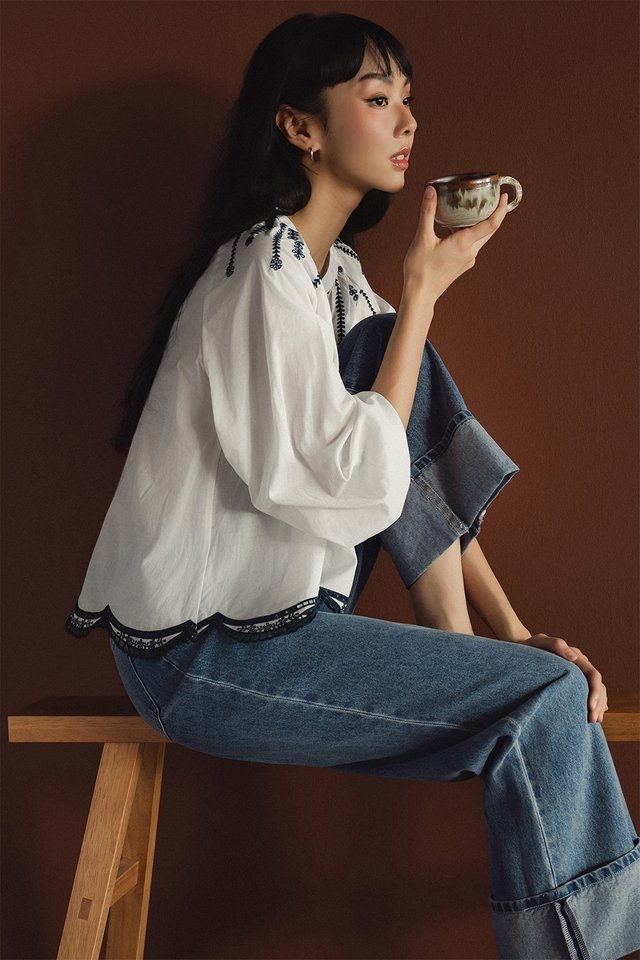 MIO EMBROIDERY TOP IN WHITE