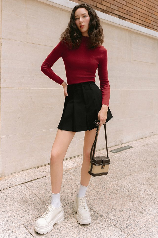 MONDI PLEATED SKORTS IN BLACK