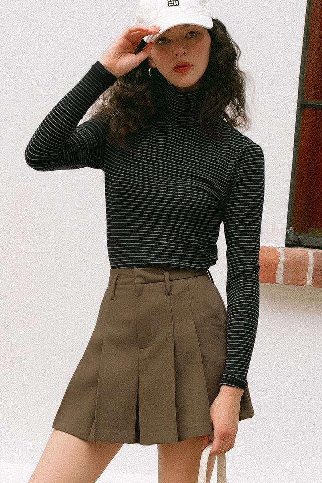 MONDI PLEATED SKORTS IN LATTE