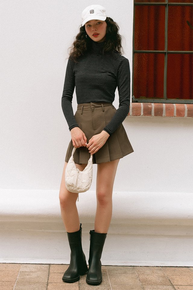 MONDI PLEATED SKORTS IN LATTE