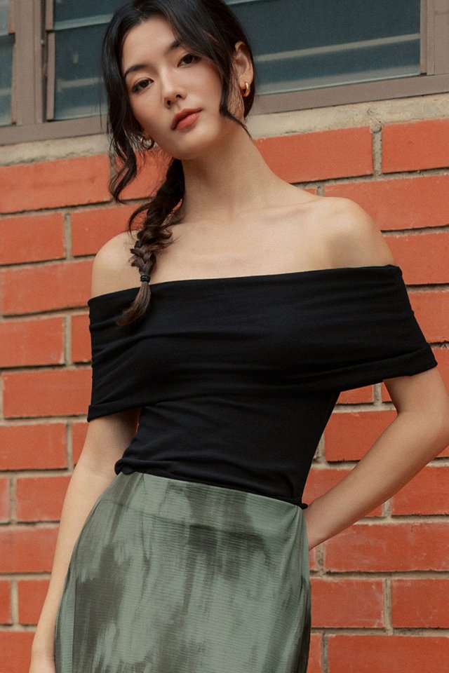 KILO OFF SHOULDER KNIT TOP IN BLACK