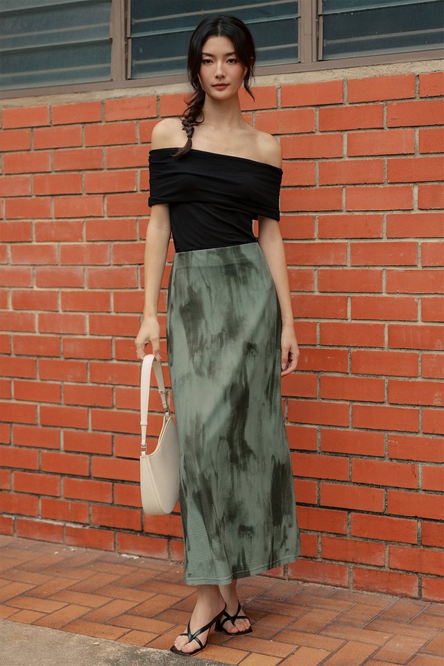 KILO OFF SHOULDER KNIT TOP IN BLACK