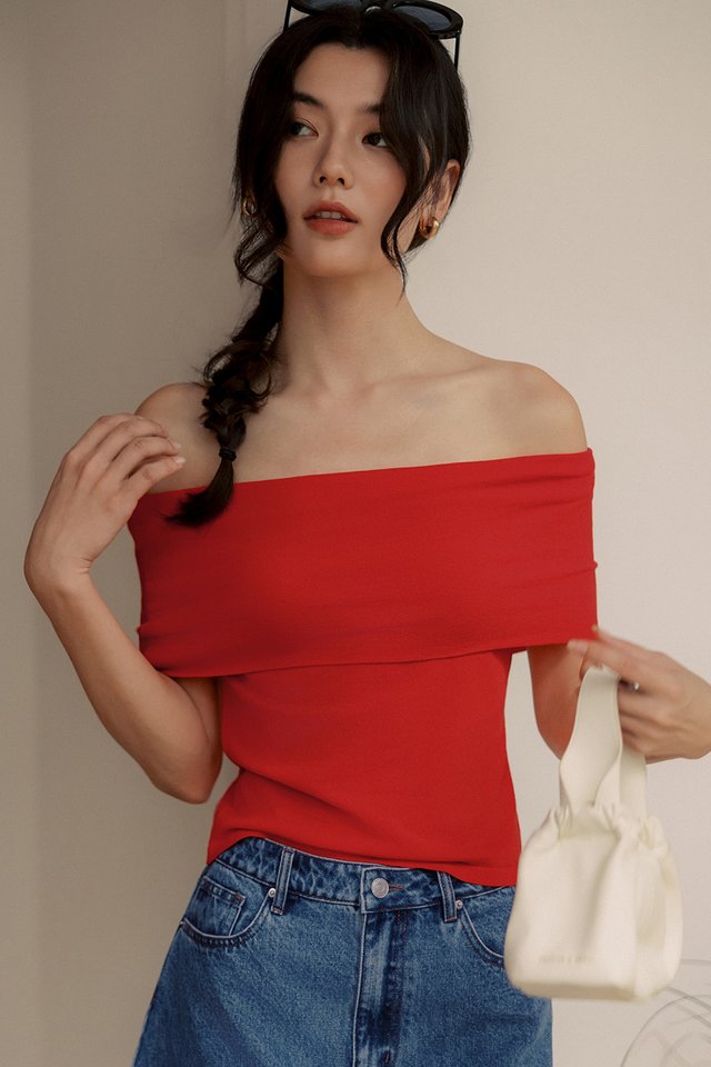 KILO OFF SHOULDER KNIT TOP IN SCARLET