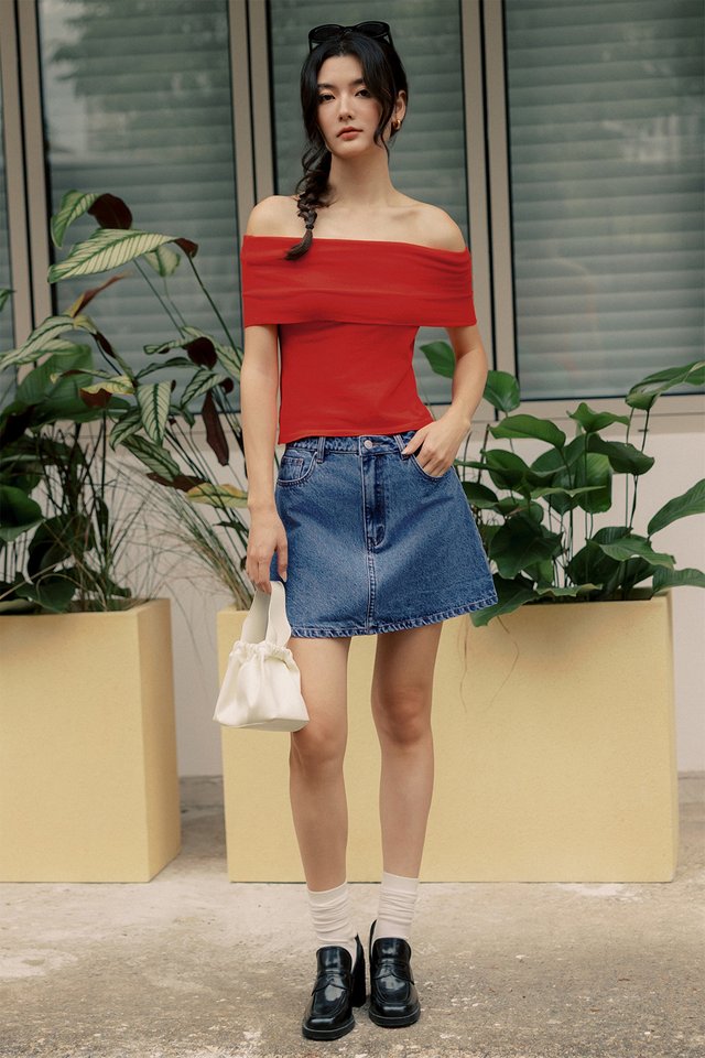 KILO OFF SHOULDER KNIT TOP IN SCARLET