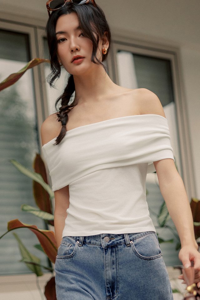 KILO OFF SHOULDER KNIT TOP IN WHITE