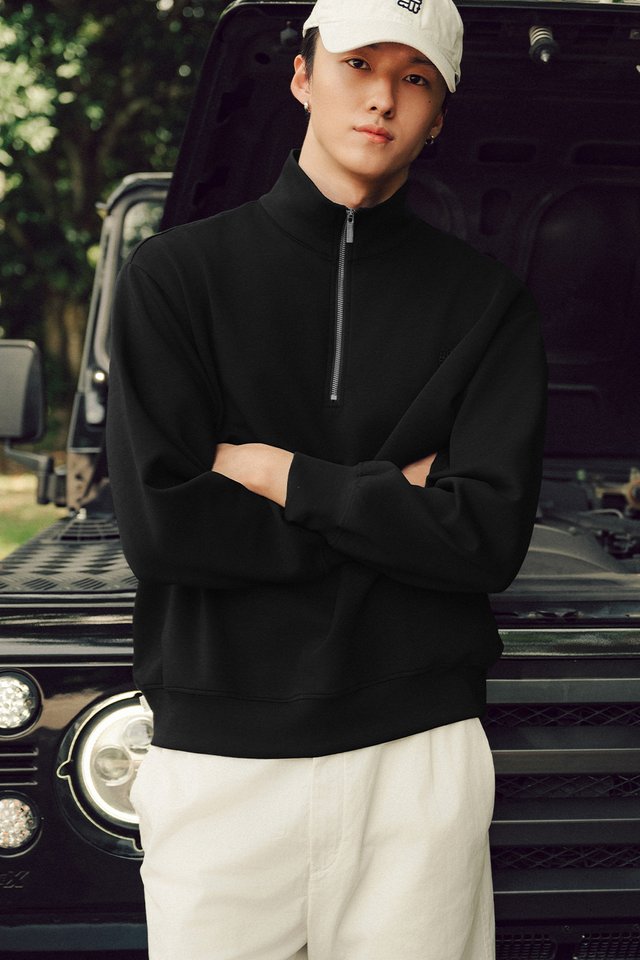 JORDAN UNISEX ZIPPED PULLOVER IN BLACK