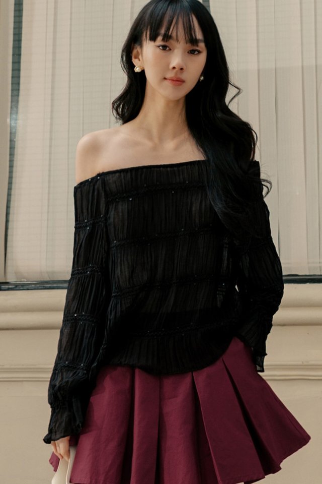 LUMI TWO-WAY PLEAT TOP IN BLACK