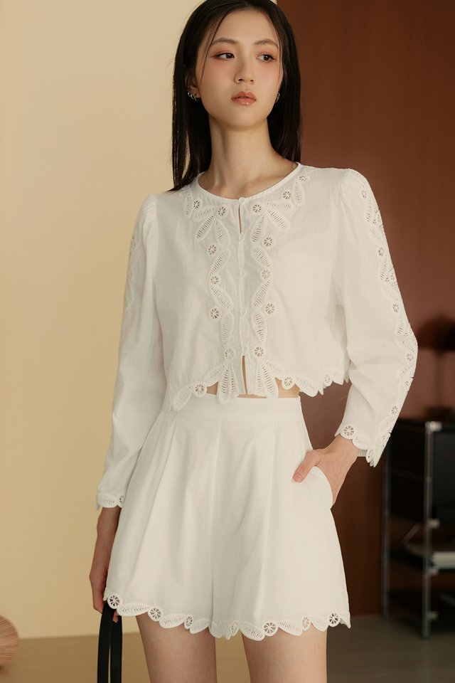 KARRA EMBROIDERY APPLIQUÉ SHORTS IN WHITE