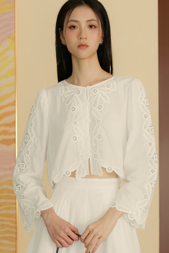 KARRA EMBROIDERY APPLIQUÉ TOP IN WHITE