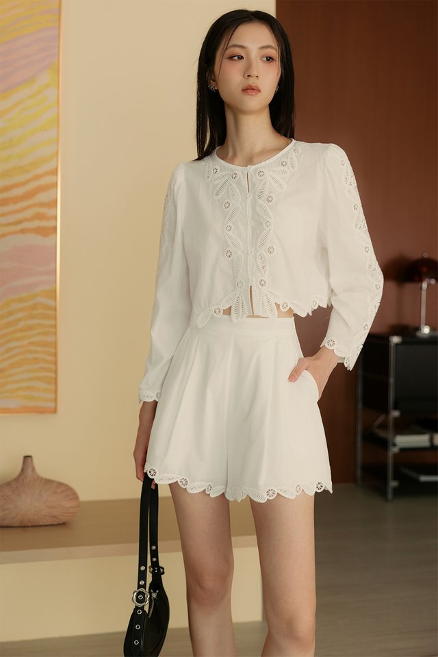 *BACKORDER* KARRA EMBROIDERY APPLIQUÉ TOP IN WHITE