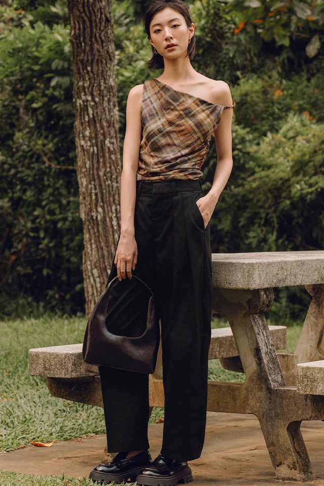 LUGO BARREL PANTS IN BLACK