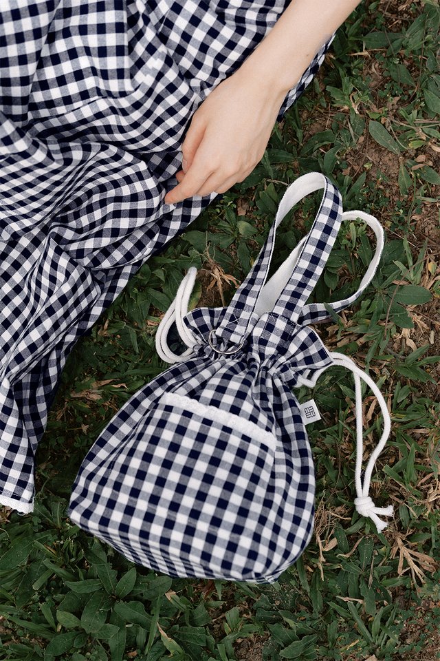 SUMMERDAY REVERSIBLE PICNIC BAG IN BLUEBERRY