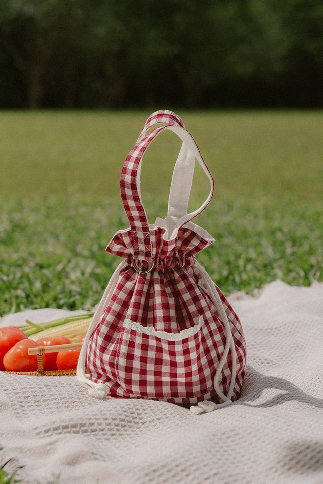 SUMMERDAY REVERSIBLE PICNIC BAG IN CHERRY