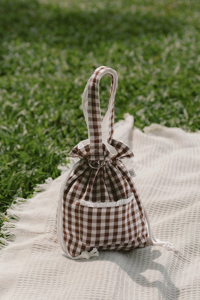 SUMMERDAY REVERSIBLE PICNIC BAG IN CHESTNUT
