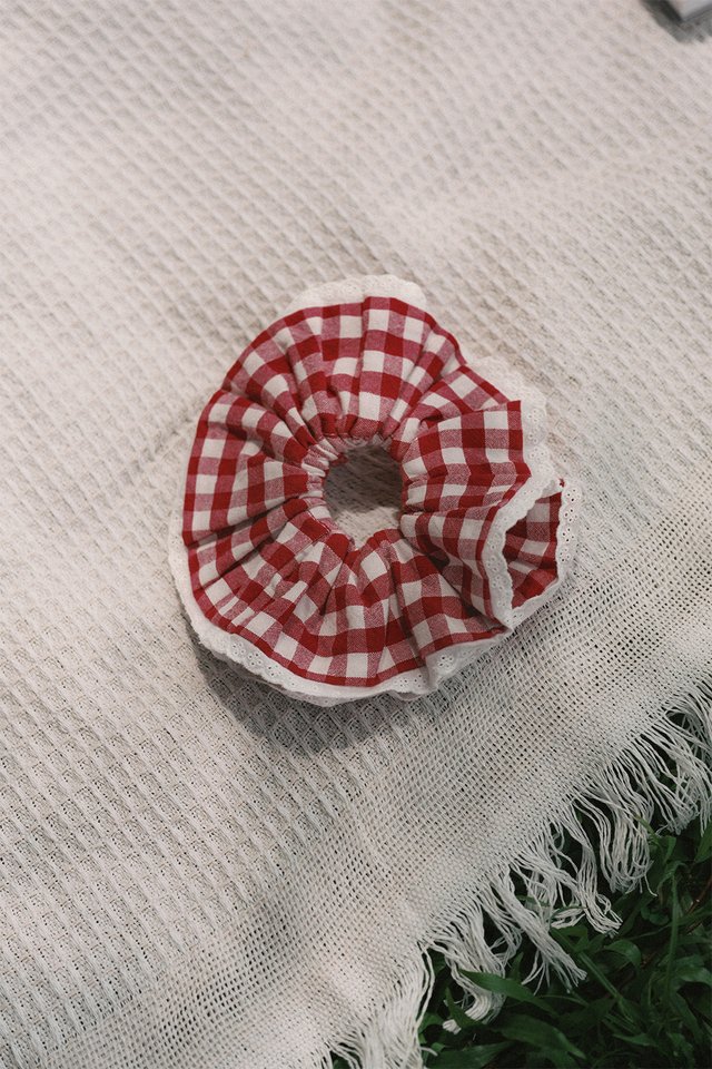 SUMMERDAY SCRUNCHIE IN CHERRY