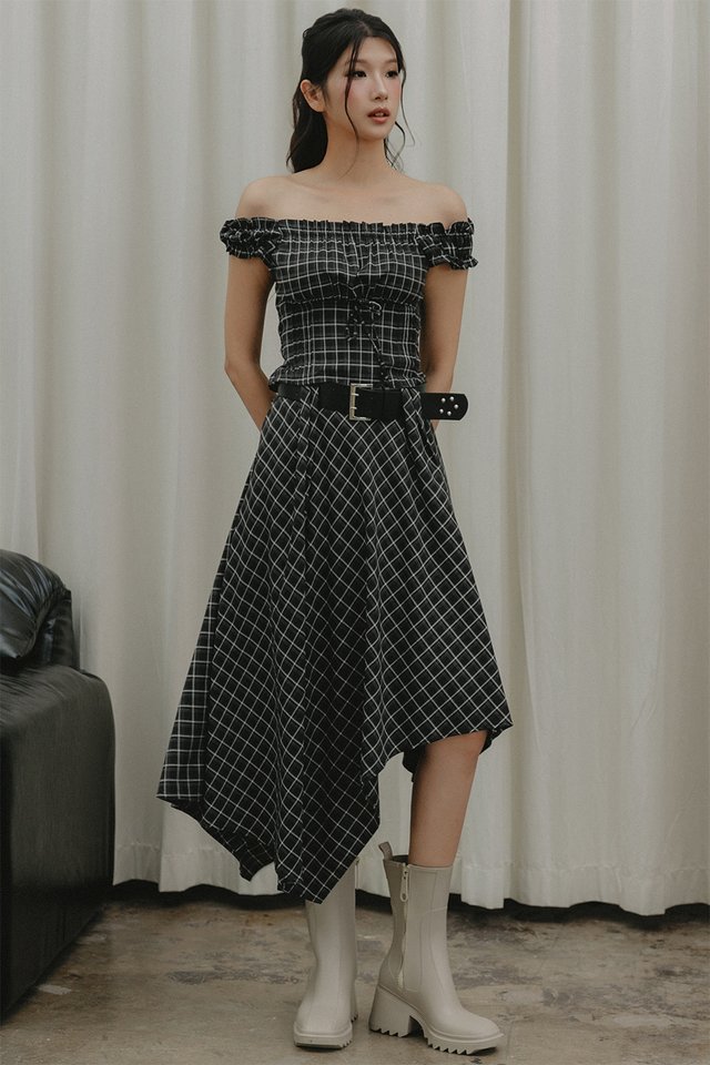LARKE PLAID BELTED SKIRT IN BLACK