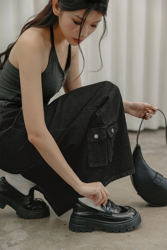 TARA CARGO BARREL JEANS IN BLACK