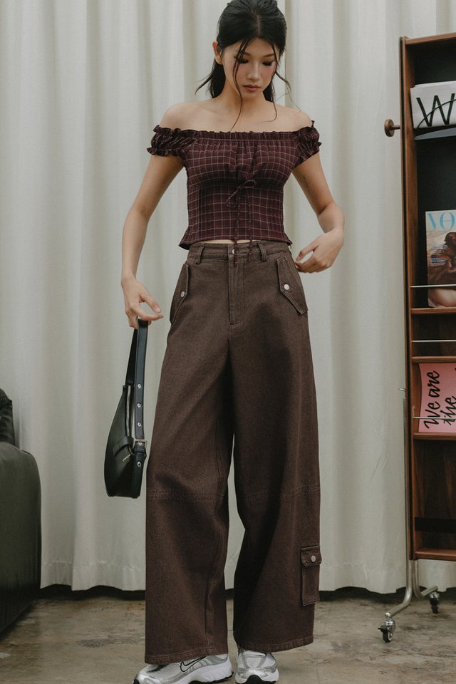 TARA CARGO BARREL JEANS IN COCOA