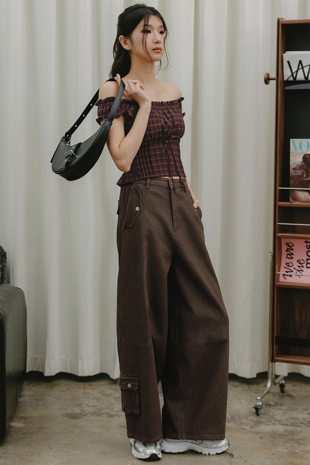 TARA CARGO BARREL JEANS IN COCOA