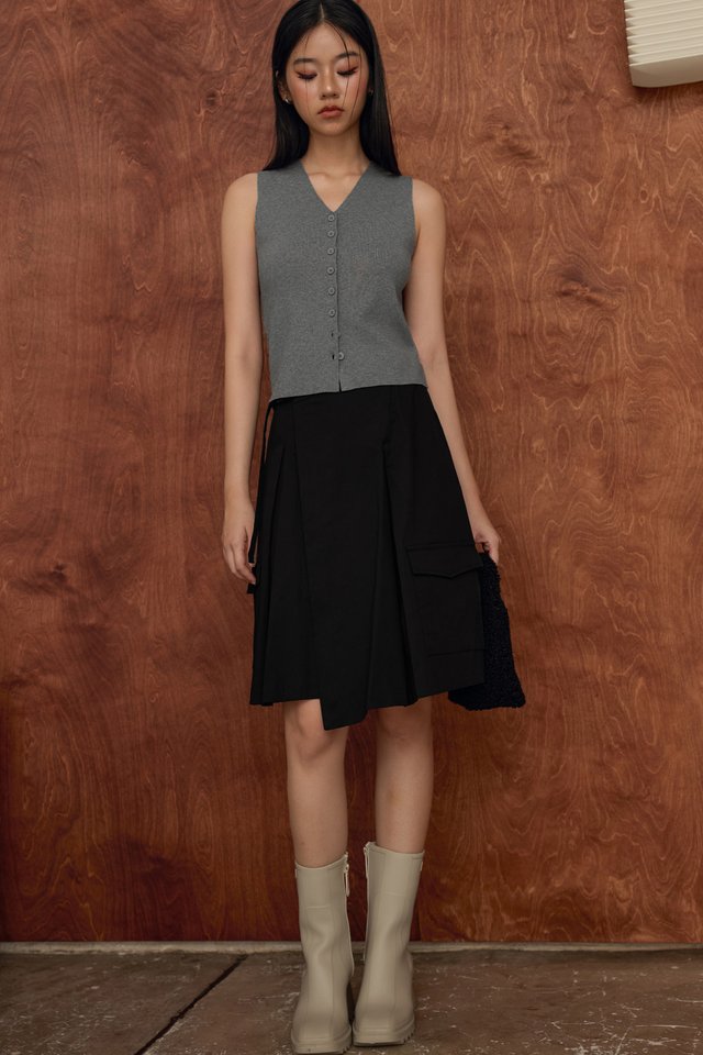 KAITO SLANT CARGO SKIRT IN BLACK