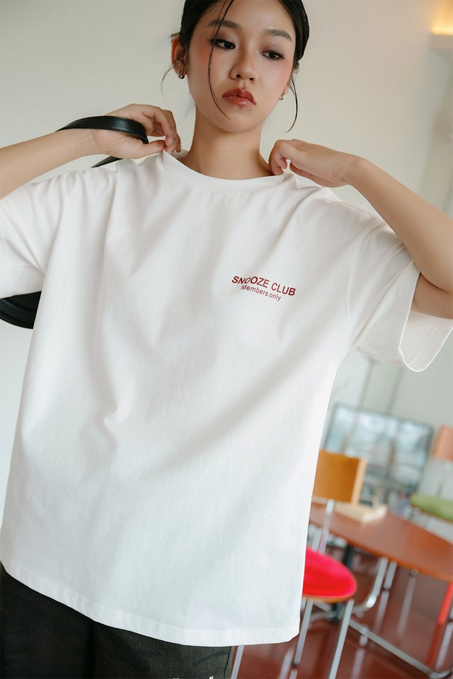 SNOOZE CLUB UNISEX TEE IN WHITE