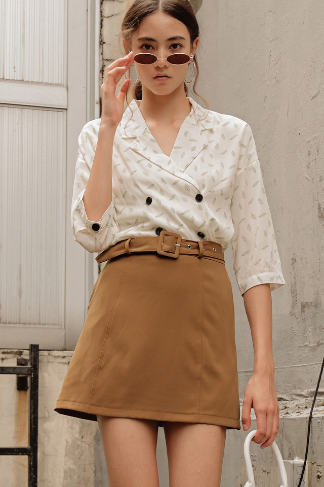 TATE BELTED SKIRT IN CARAMEL