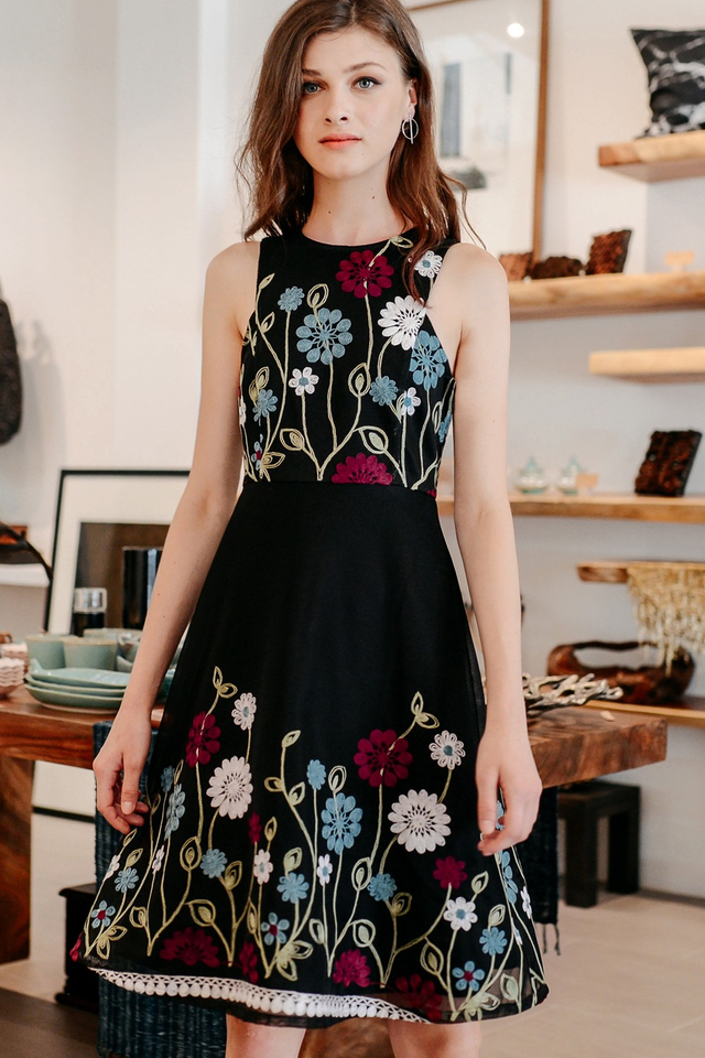 OREGON EMBROIDERY DRESS IN BLACK