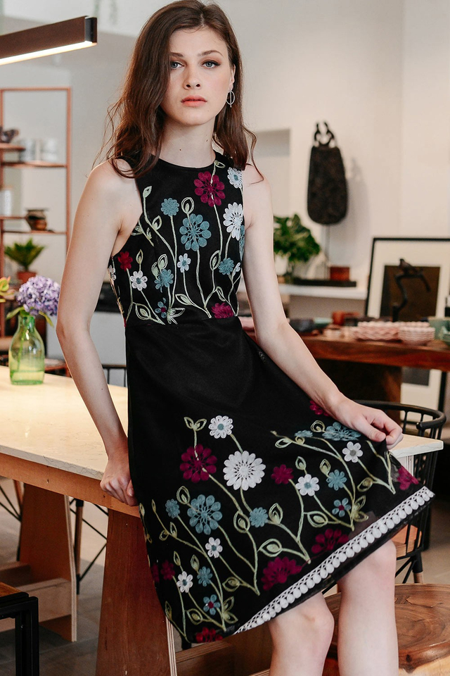 OREGON EMBROIDERY DRESS IN BLACK
