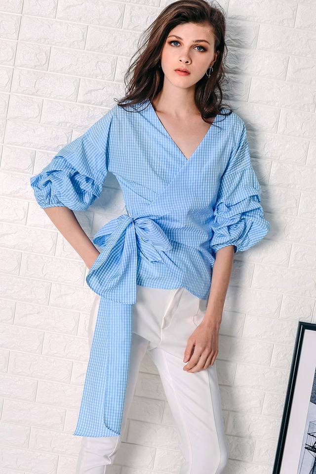 GINGHAM RUCHED SLEEVE TOP IN BLUE