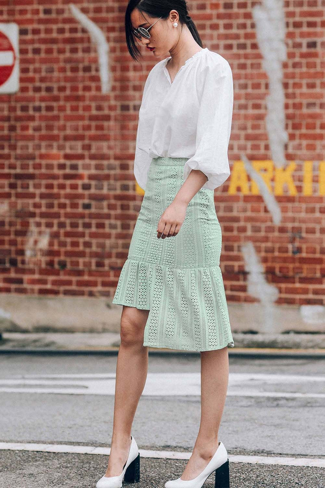 SAAB LACE SKIRT IN MINT