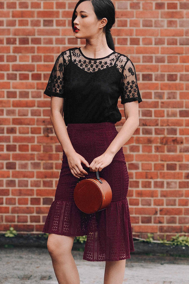 SAAB LACE SKIRT IN WINE